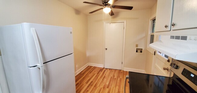 Foto del edificio - Charming 3-Bedroom Home in the Heart of Du...