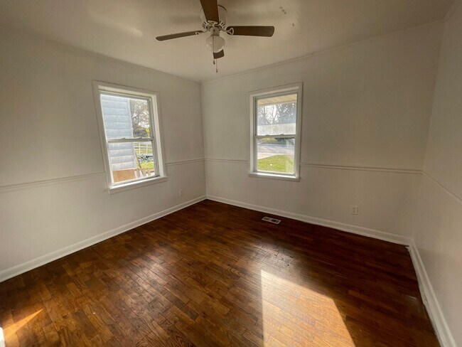 Building Photo - Super Cute 3 bedroom 1 bathroom Home Available NOW!!