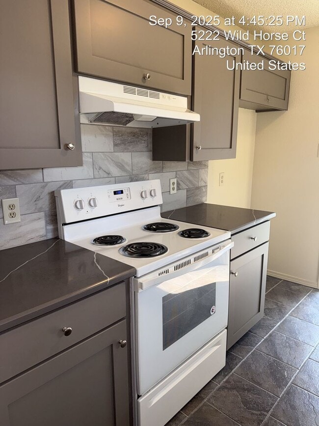 Building Photo - 5220 Wild Horse Ct