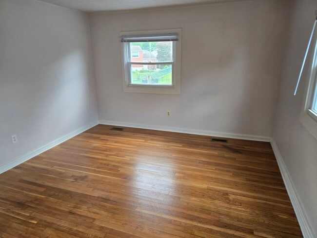 Foto del edificio - Three bedroom one bath in New Castle