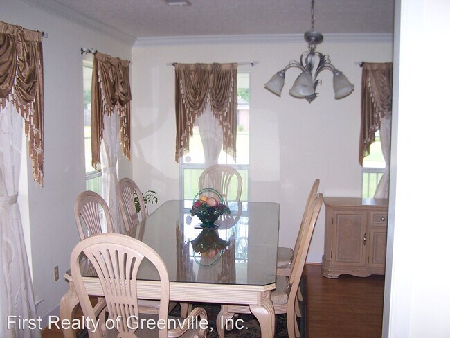 Building Photo - 3 br, 2 bath House - 640 Camelot Dr.