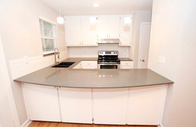 Building Photo - 2633 W 49th St