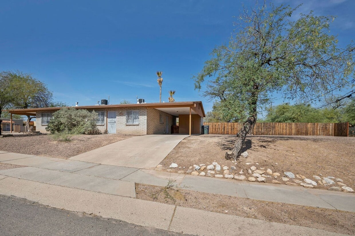 Primary Photo - Delightful 1 Bedroom Duplex
