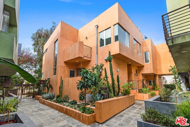 Foto del edificio - 900 N W Knoll Dr