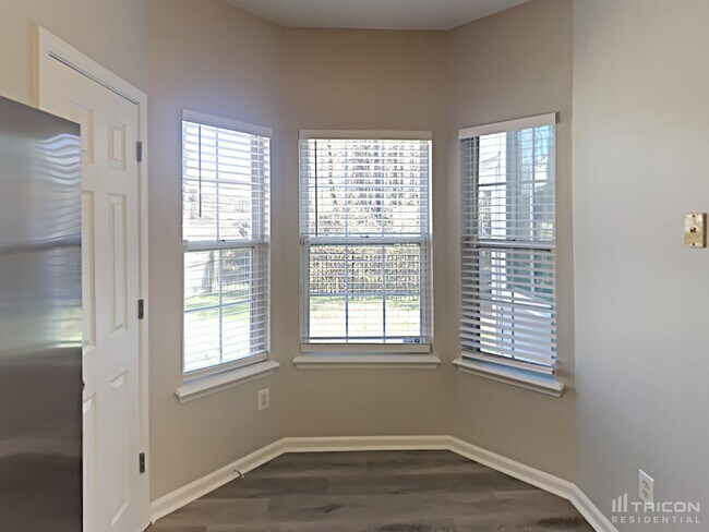 Foto del edificio - 4856 Lake Park Ln