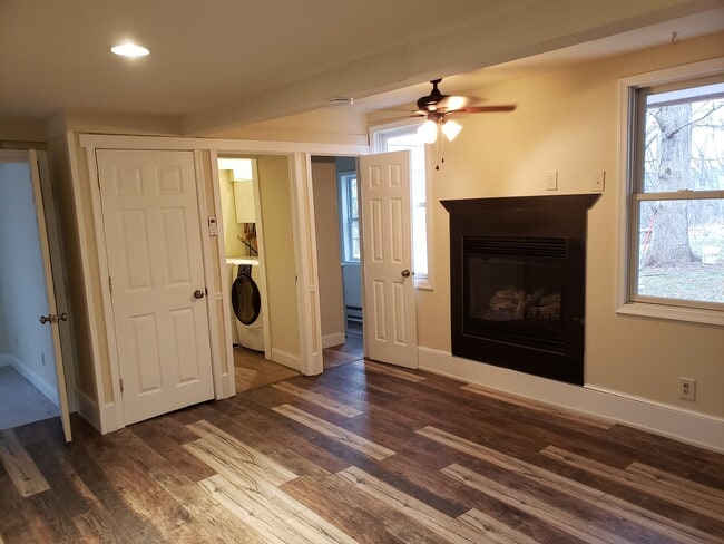 sala de estar con chimenea - 1379 Wetherill Rd