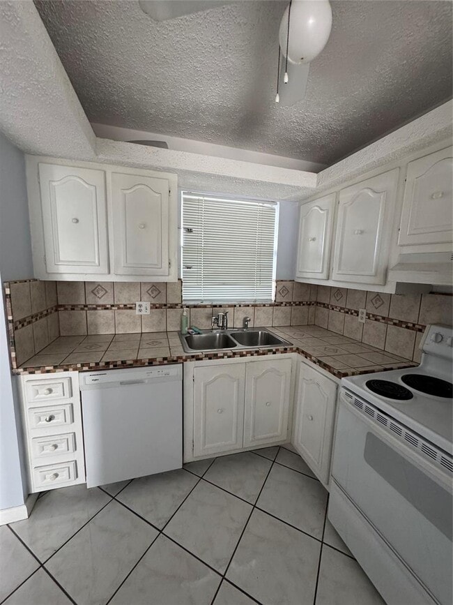 Building Photo - 6550 Royal Palm Blvd