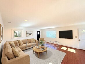 Building Photo - 4447 Lockwood Ave