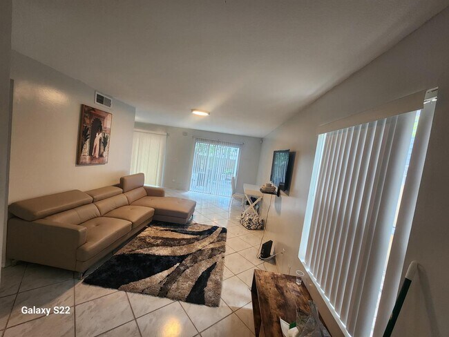 Foto del edificio - 5884 Dewberry Way