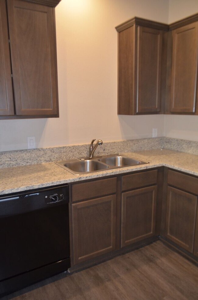 Building Photo - 1713 Clovis Dr