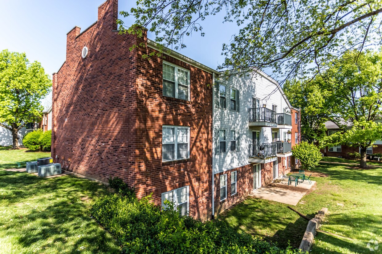 Village Green Apartments Chesterfield, MO