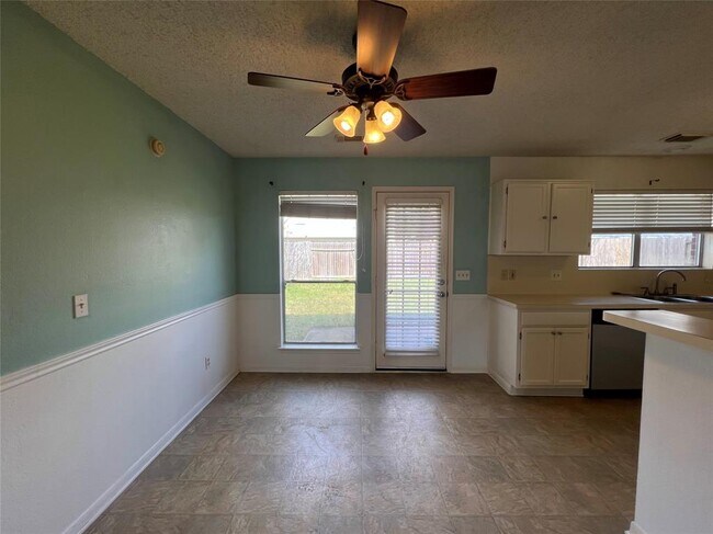 Building Photo - 18158 Holly Green Dr