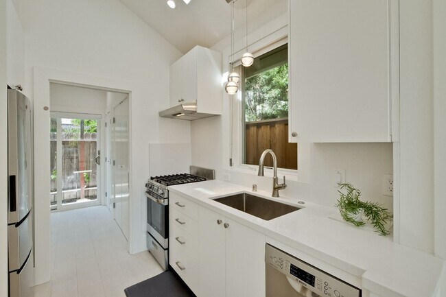 Foto del edificio - Beautiful 1 Bed 1 Bath Cottage in Highly D...