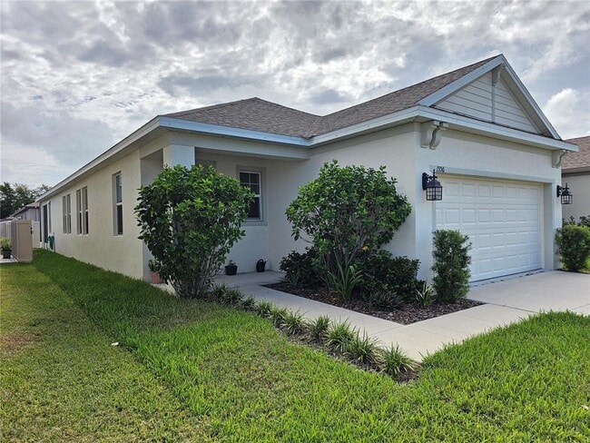 Building Photo - 1556 N River Cir