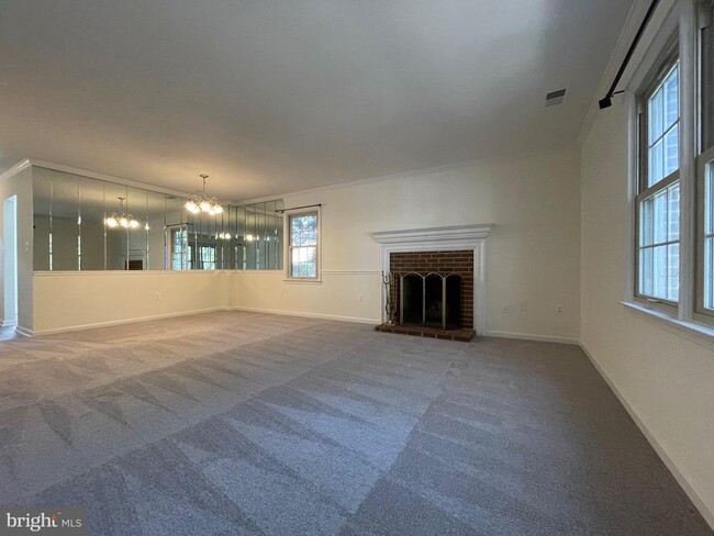 Building Photo - 2506 Fairfax Dr
