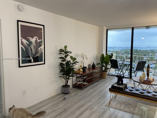 Foto del edificio - 2350 NE 135th St