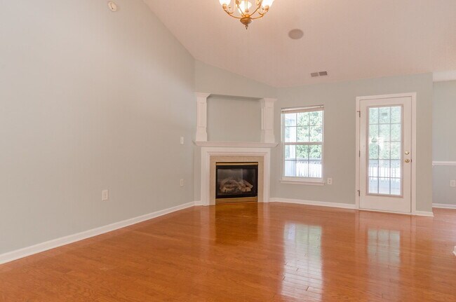 Building Photo - "Charming 3-Bed Oasis with Spacious 1800 sqft and Private Fenced Backyard in Huntersville!"