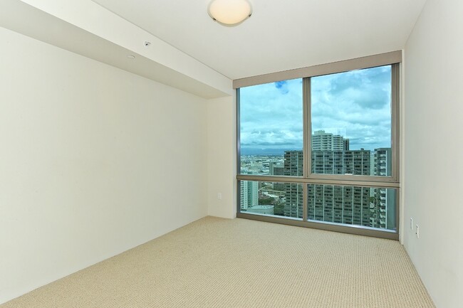 Building Photo - Convenient Living in Downtown Honolulu!