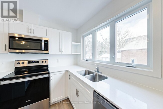Photo du bâtiment - 740-740 10th St W