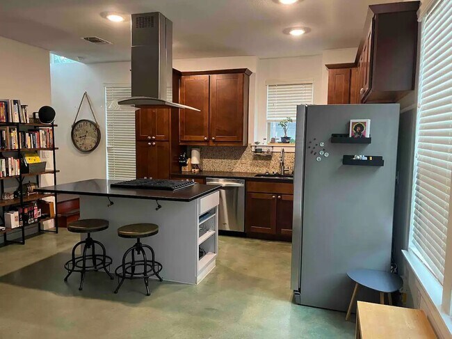 Foto del edificio - "Charming 2-Bed, 1.5-Bath Condo with Grani...