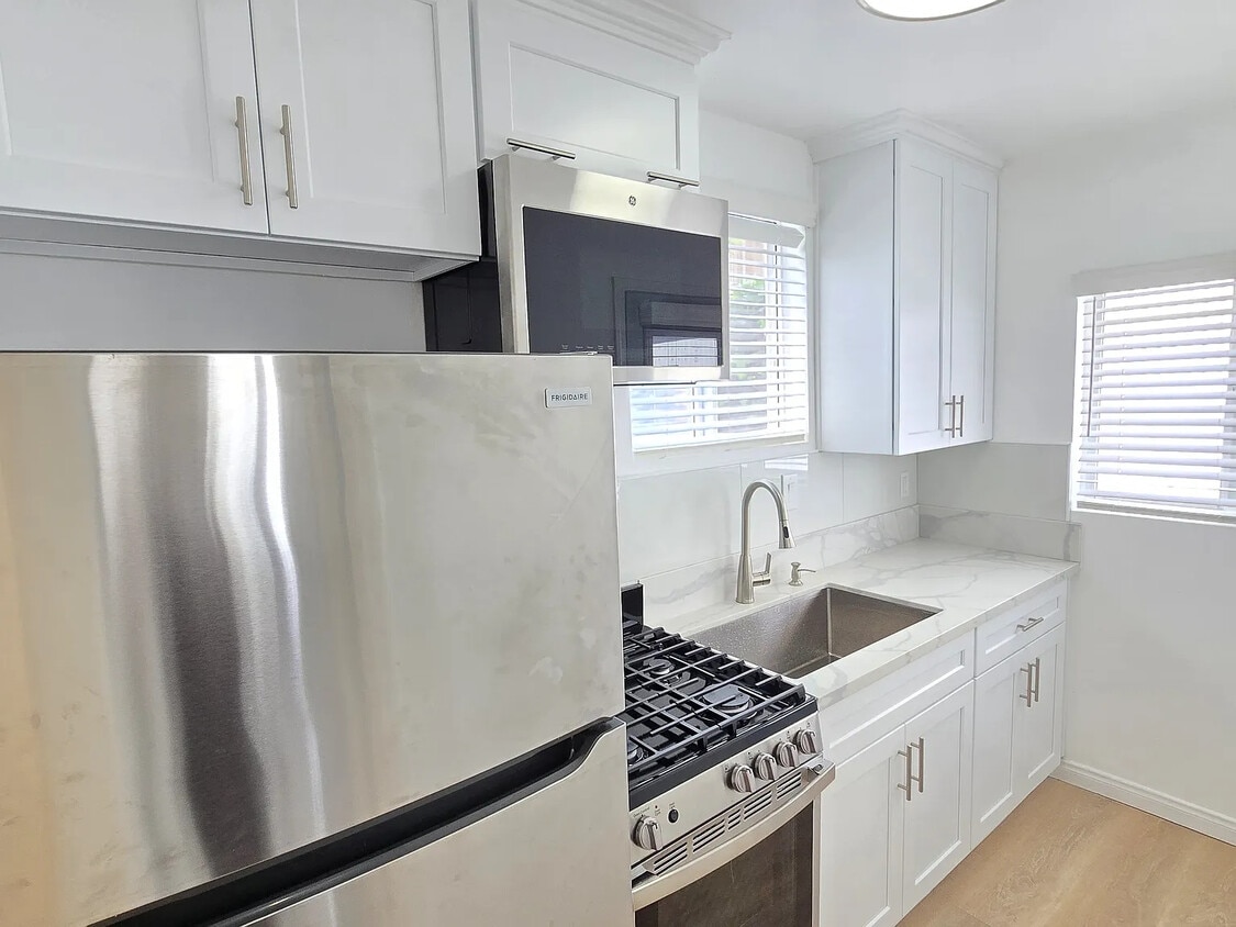 kitchen - 1041 N Edinburgh Ave
