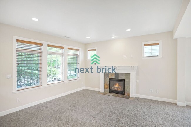 Building Photo - Stunning 3 Bed 2.5 Bath for Rent in Issaquah!