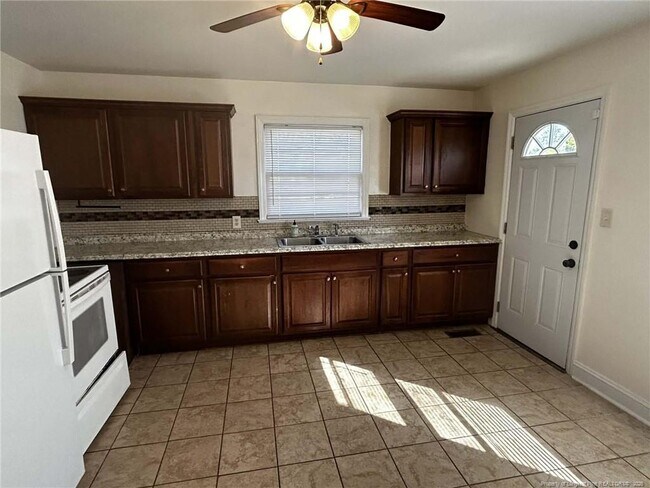 Foto del edificio - 1000 Ivy Rd