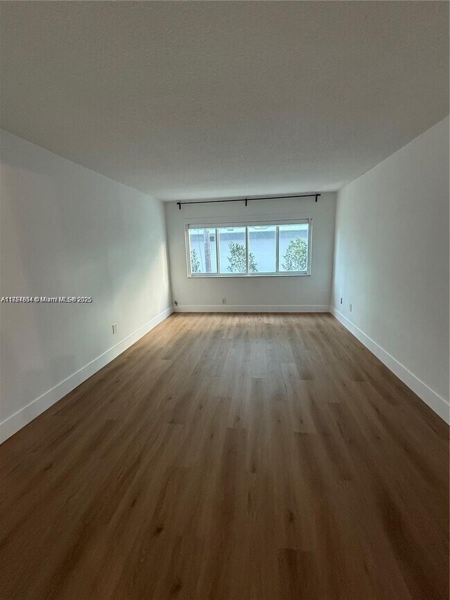 Foto del edificio - 9971 W Bay Harbor Dr