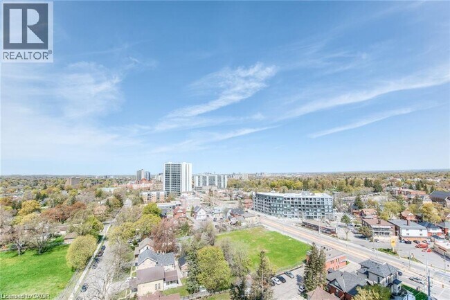 Building Photo - 15 Wellington St S