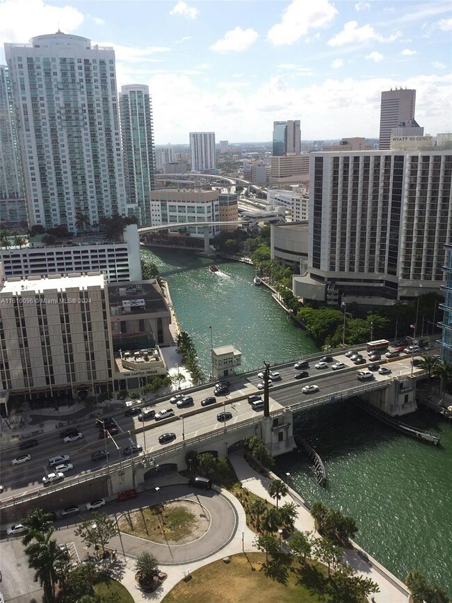 Foto del edificio - 475 Brickell Ave