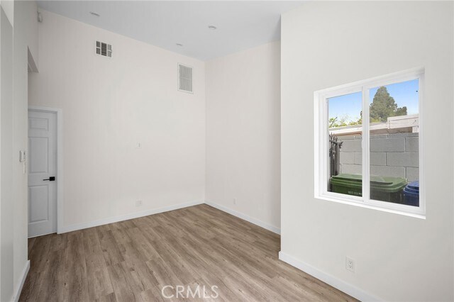 Foto del edificio - 10321 Sherman Grove Ave