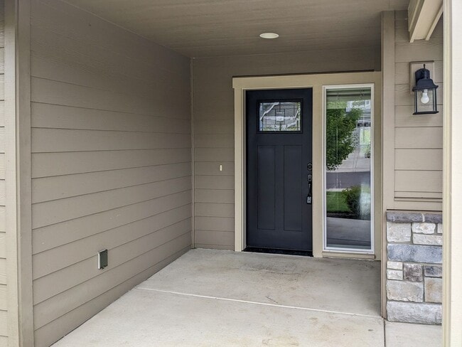 Building Photo - 565 NE Fern Ave