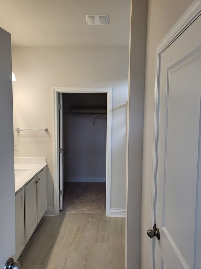 Building Photo - SPECIAL!  4 bedroom/3 bath home in The Parks - 1/2 off 2nd month rent