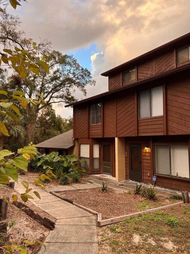 Foto del edificio - Beautifully updated 2 bedroom 2 1/2 baths ...