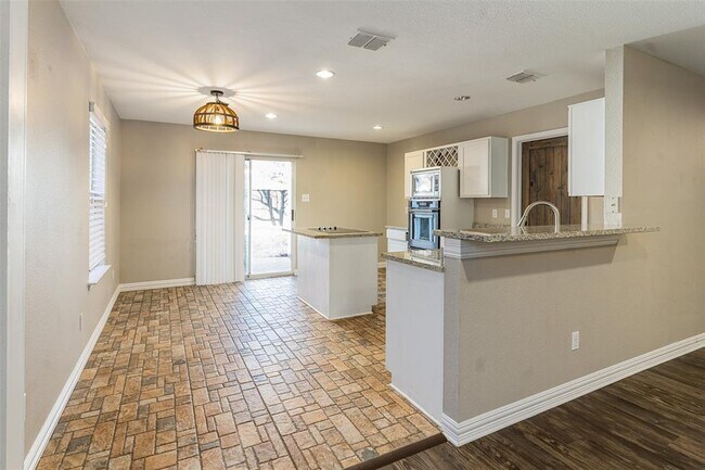 Building Photo - 2608 Terrace Dr