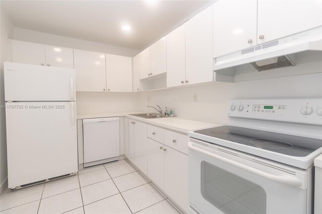 Foto del edificio - 3948 NE 169th St