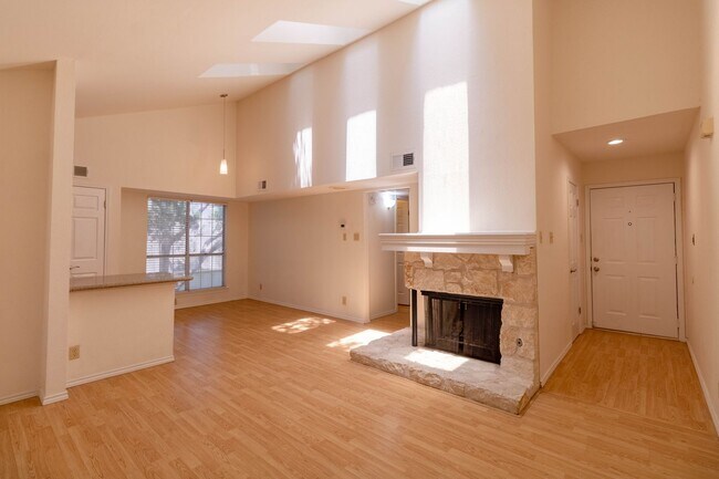 Building Photo - Cozy 1 bedroom Minutes North of Downtown Austin!