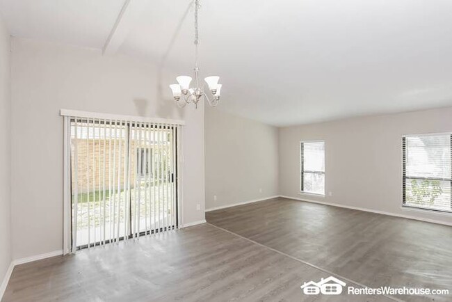 Building Photo - Need more SPACE!!! This home is for you. F...