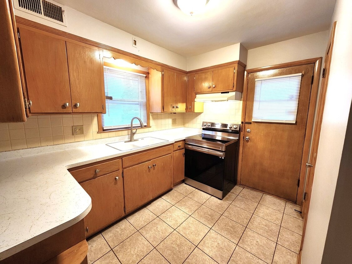 Primary Photo - DG - 4520-4522 N 84th Street