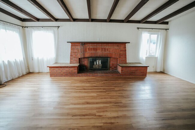 Foto del edificio - Three bedroom Home Close to the Hospital in Eureka