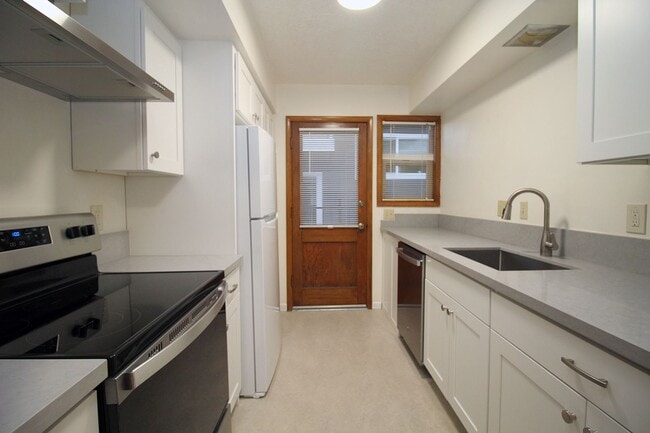 Building Photo - 3200-3236 SW Marigold St