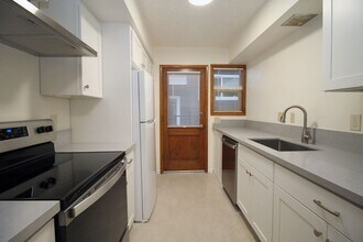 Building Photo - 3200-3236 SW Marigold St