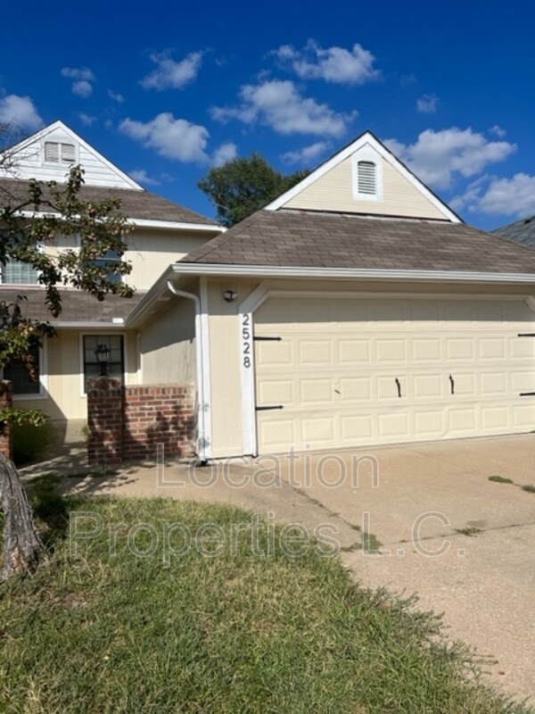 2528 Crestline Ct, Lawrence, KS 66047 Condo for Rent in Lawrence, KS