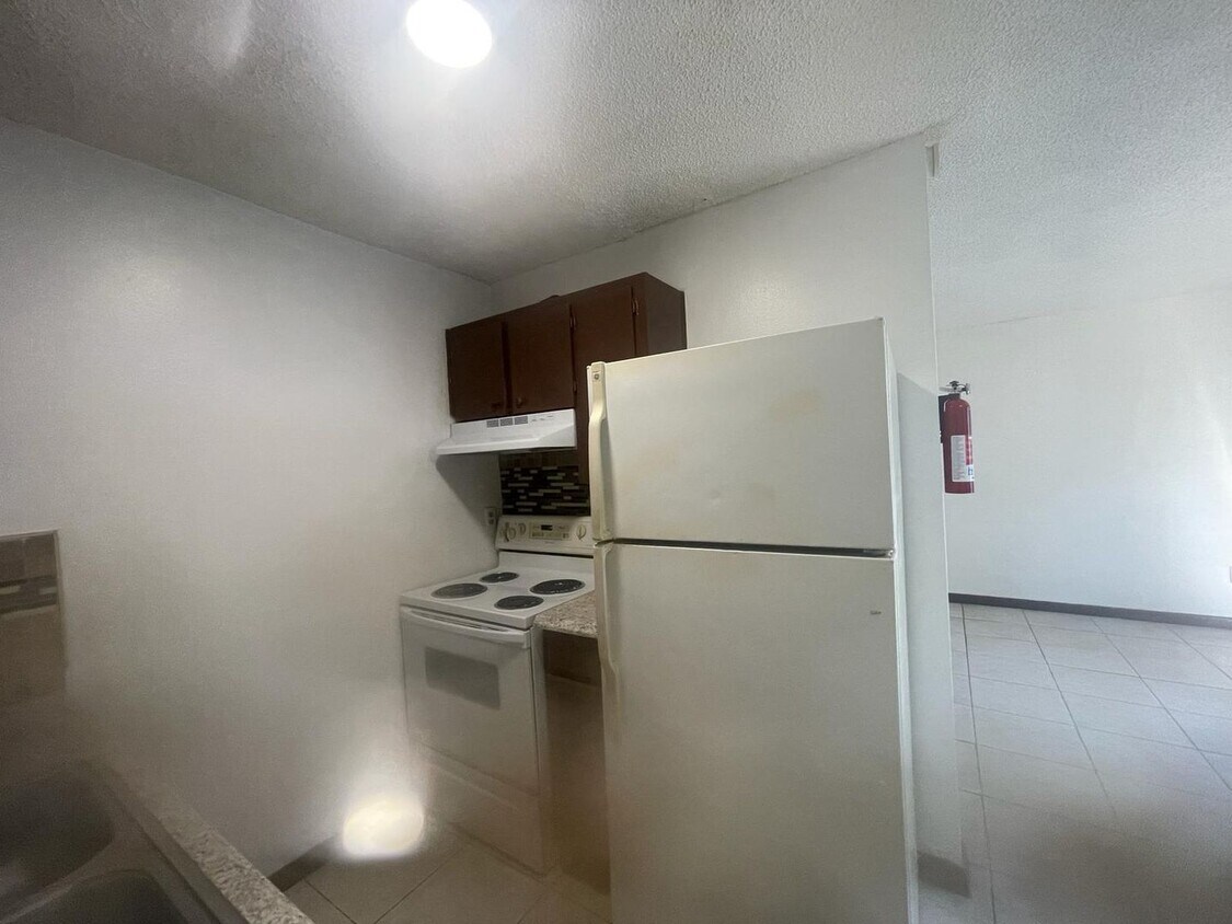Building Photo - 2226 Leo Dr