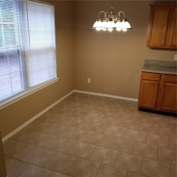 Building Photo - 2221 Skyler Dr