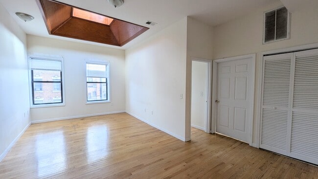 Building Photo - 215 Woodward St
