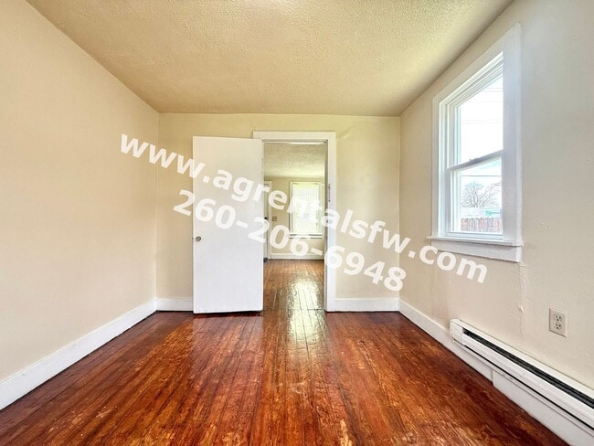 Building Photo - 2 Bedroom House
