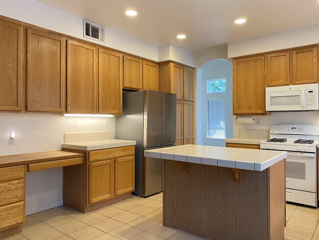 Building Photo - 8434 Kingmont Way