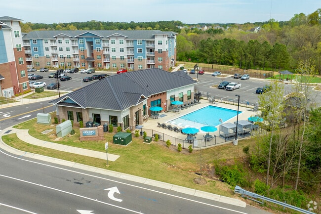 Pool and Club House - Encore at Heritage
