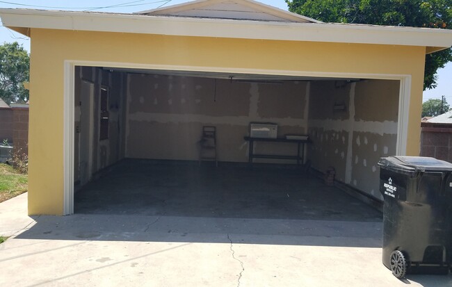 Detached Garage - 10931 Wilkie Ave